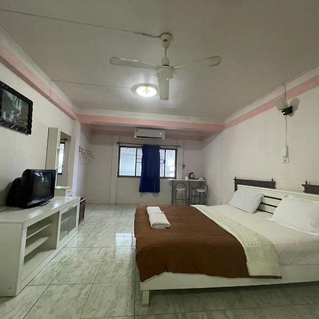 Oyo 75494 President Apartment Патая Екстериор снимка