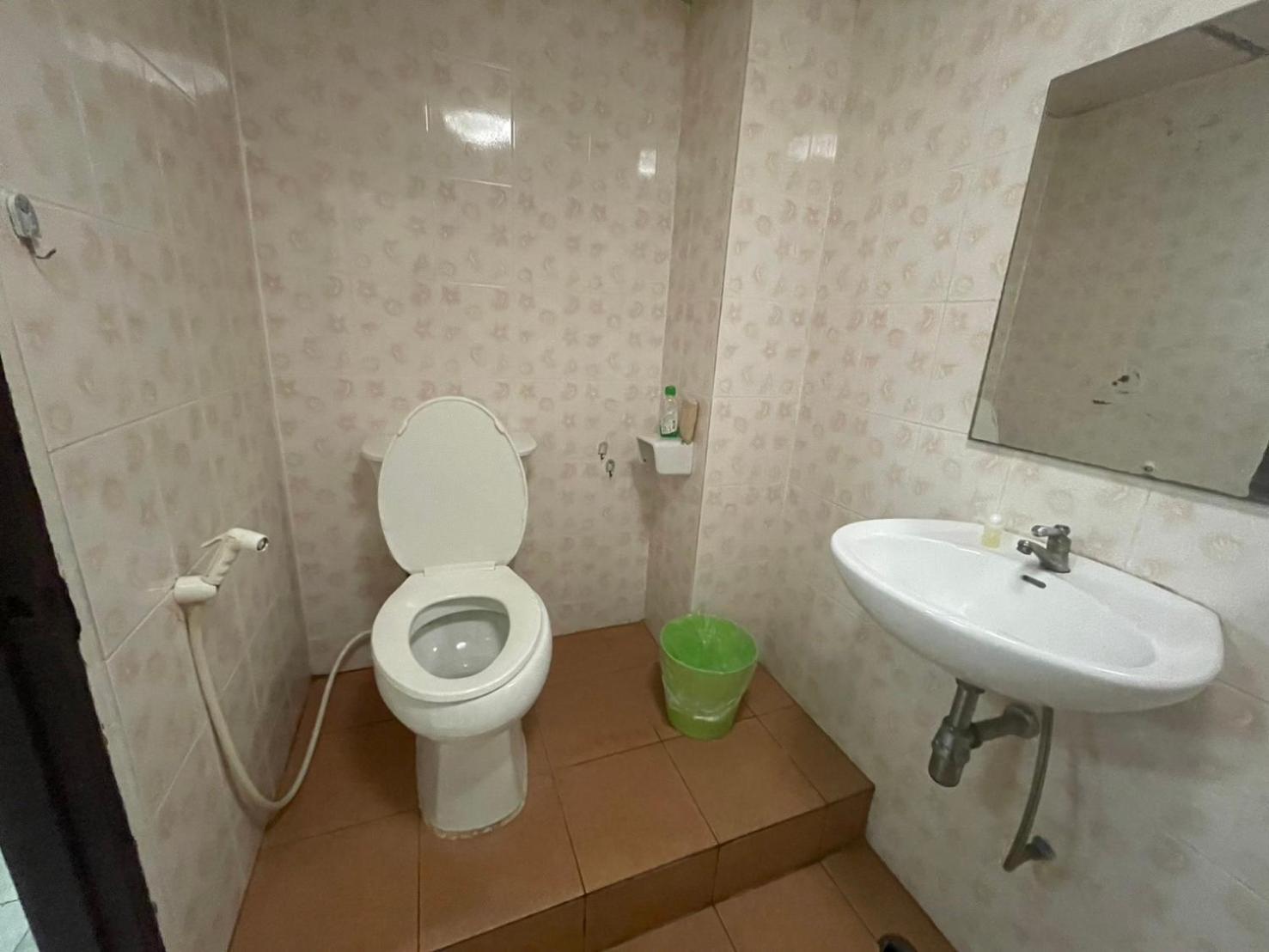 Oyo 75494 President Apartment Патая Екстериор снимка