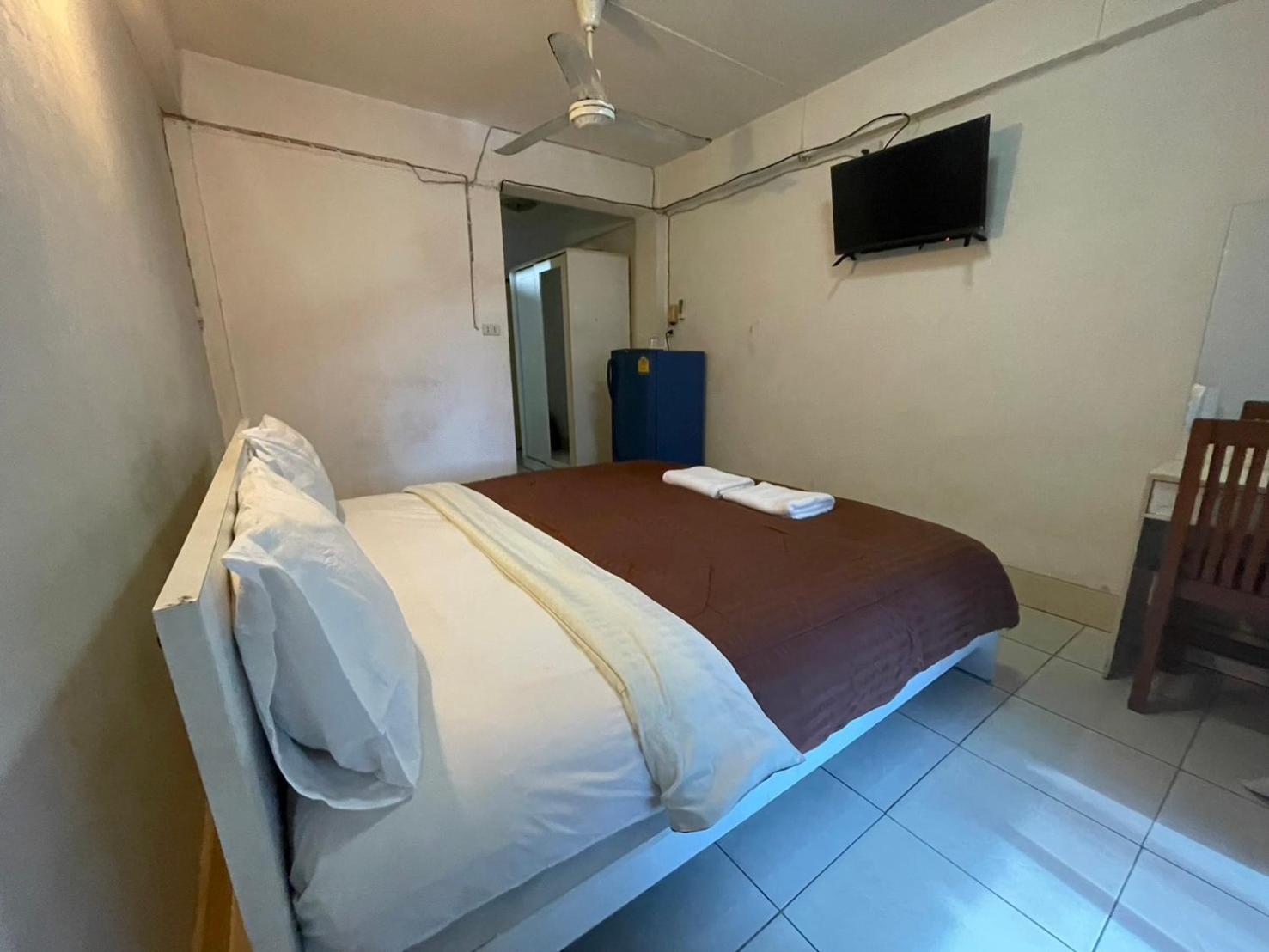 Oyo 75494 President Apartment Патая Екстериор снимка
