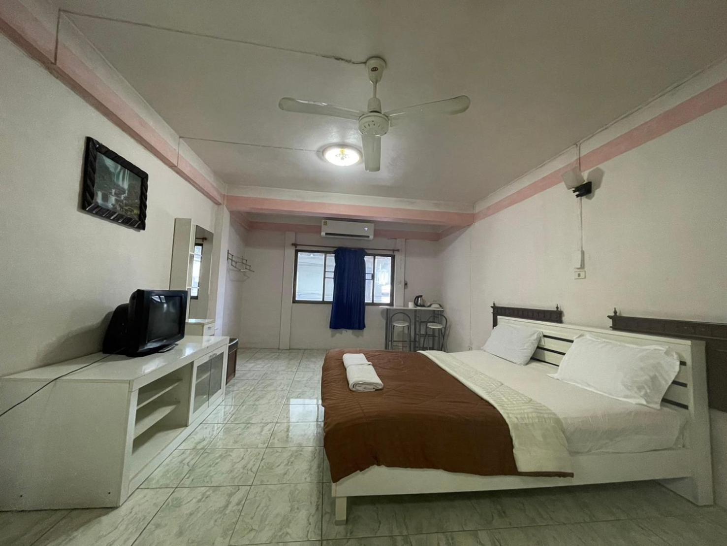 Oyo 75494 President Apartment Патая Екстериор снимка
