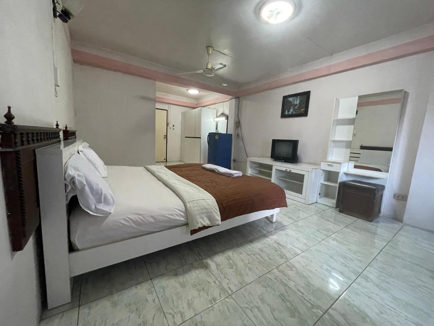 Oyo 75494 President Apartment Патая Екстериор снимка
