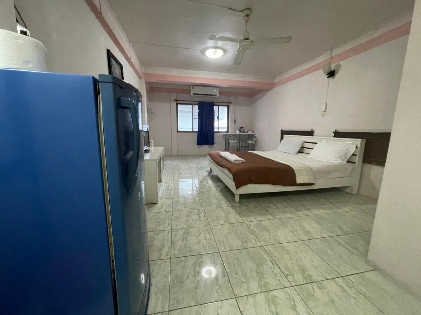 Oyo 75494 President Apartment Патая Екстериор снимка
