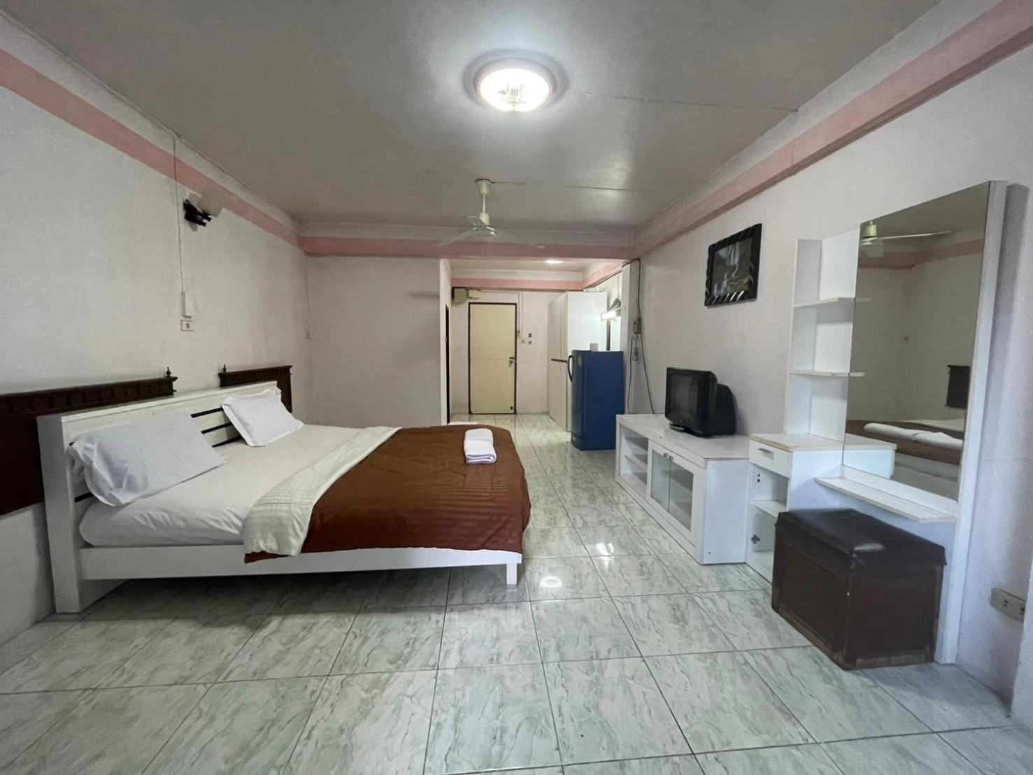 Oyo 75494 President Apartment Патая Екстериор снимка