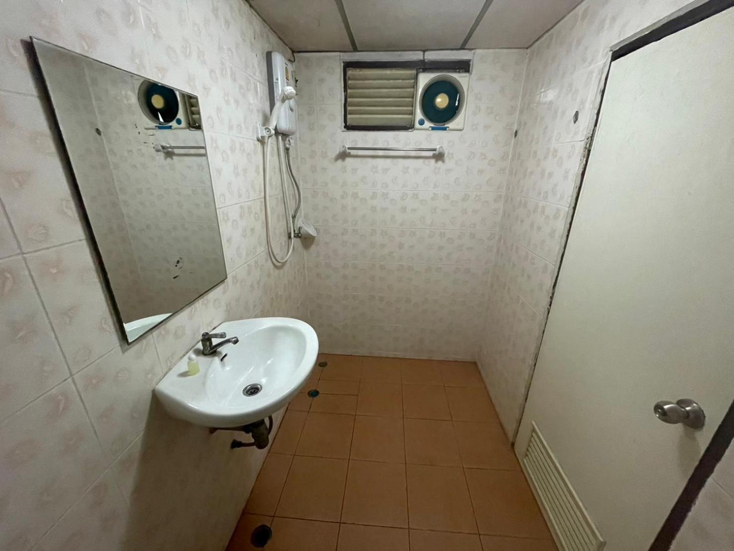 Oyo 75494 President Apartment Патая Екстериор снимка