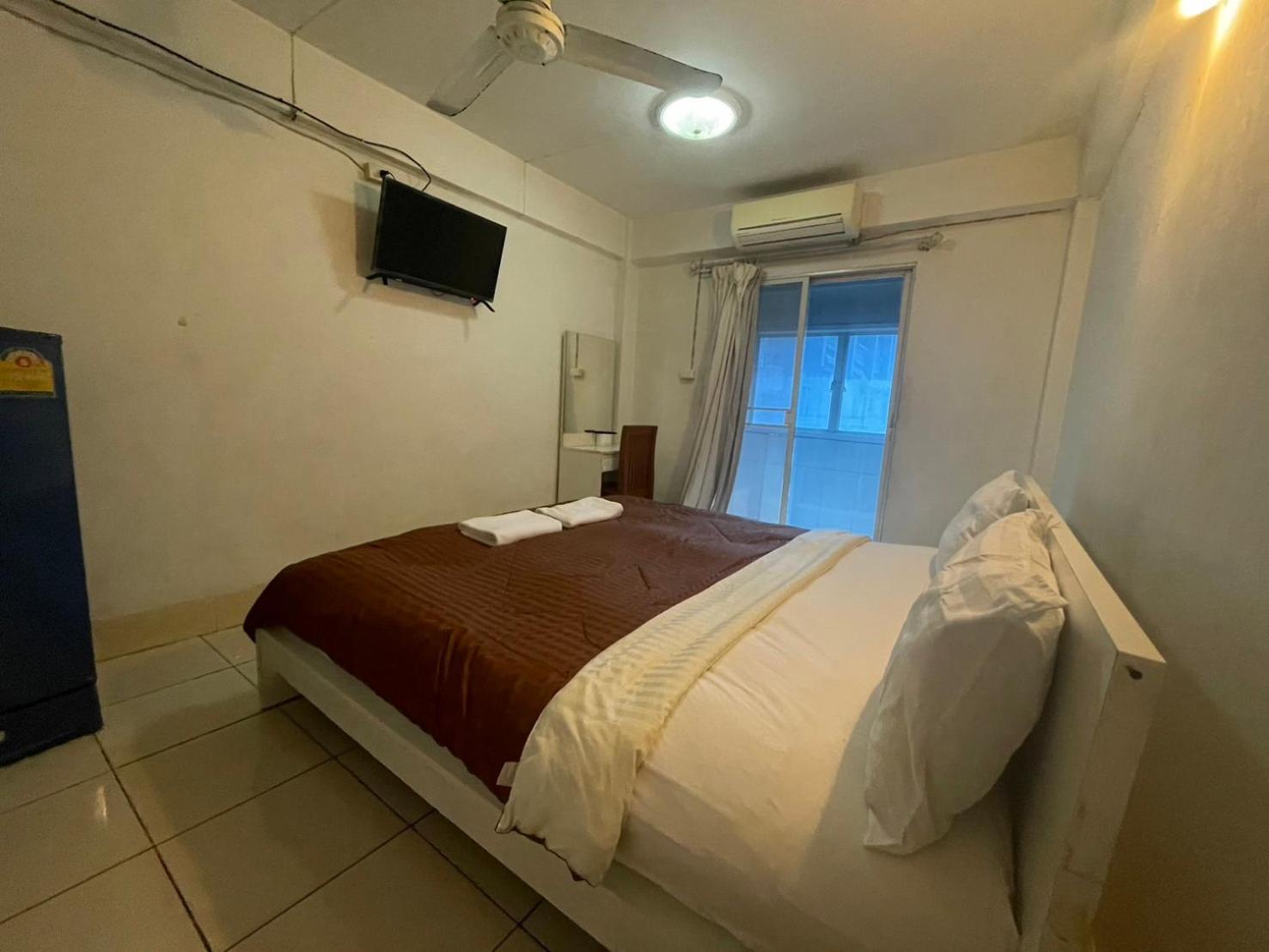 Oyo 75494 President Apartment Патая Екстериор снимка