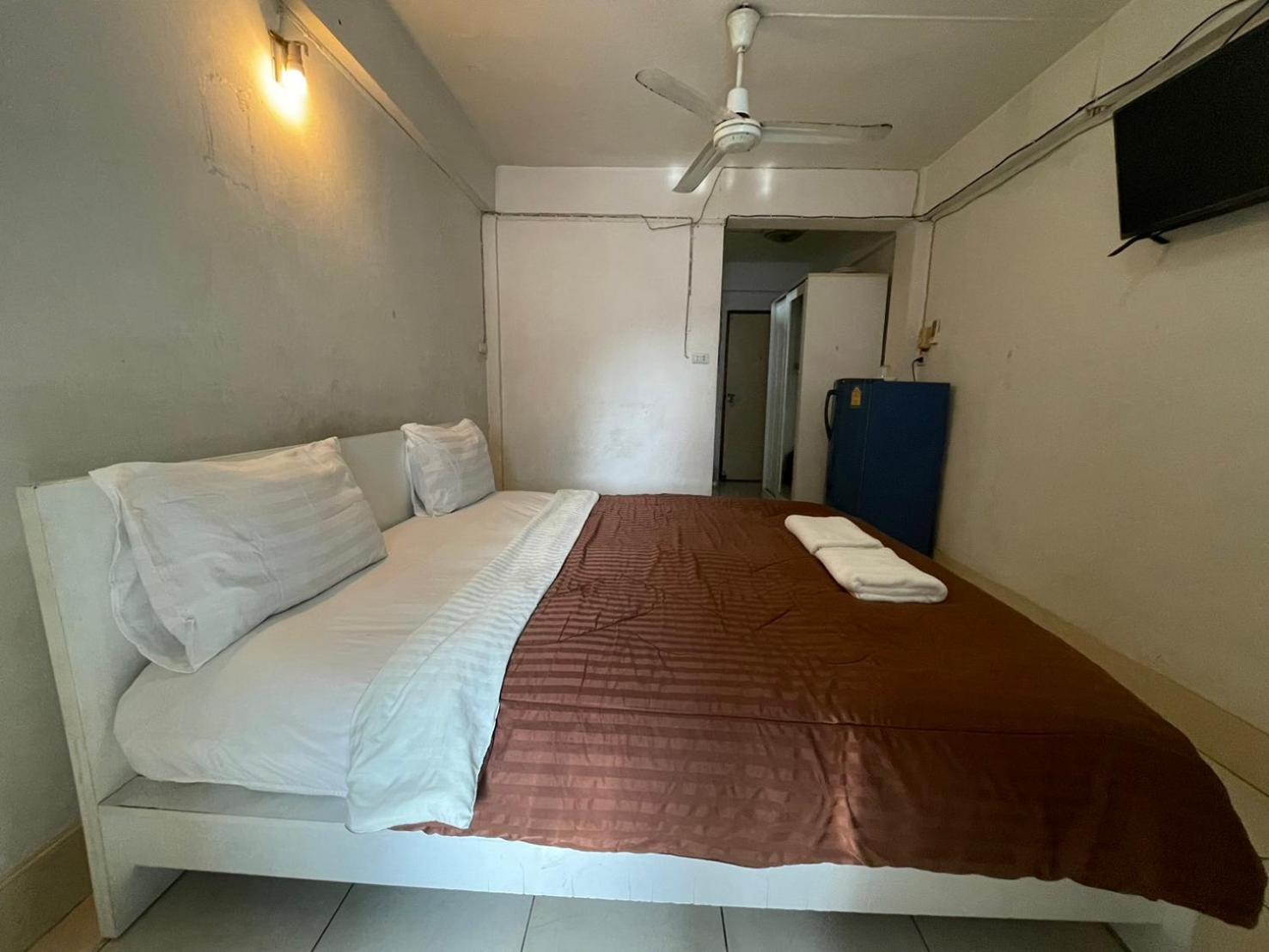 Oyo 75494 President Apartment Патая Екстериор снимка