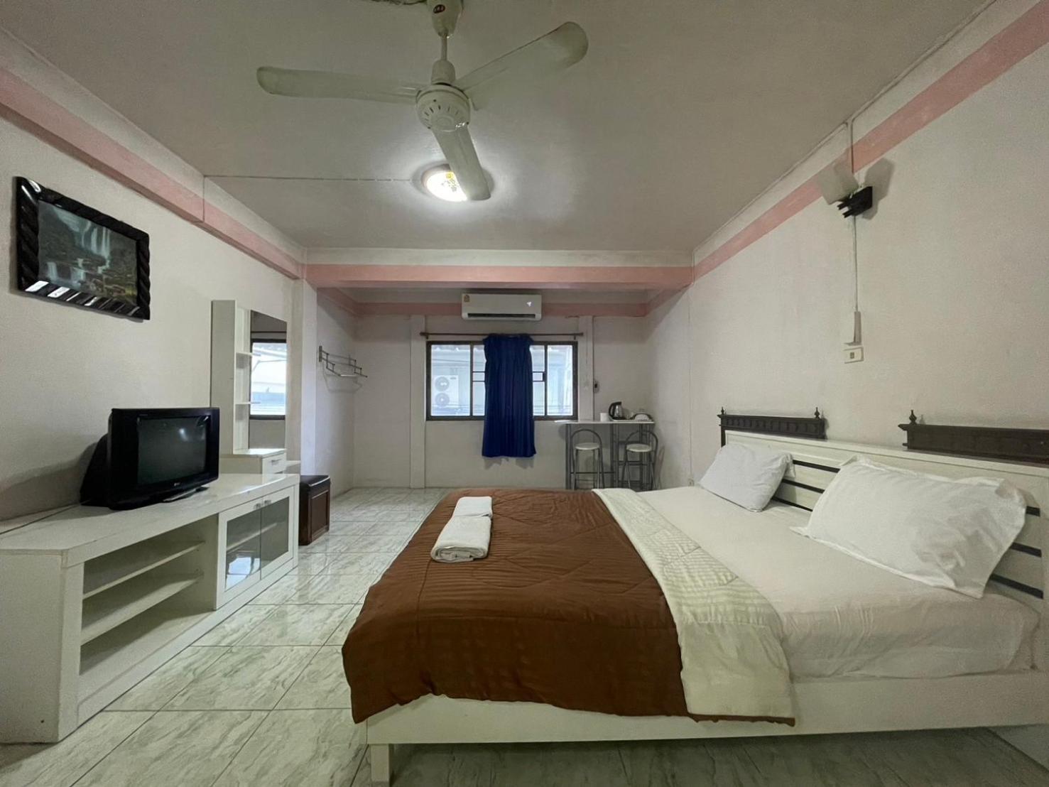 Oyo 75494 President Apartment Патая Екстериор снимка