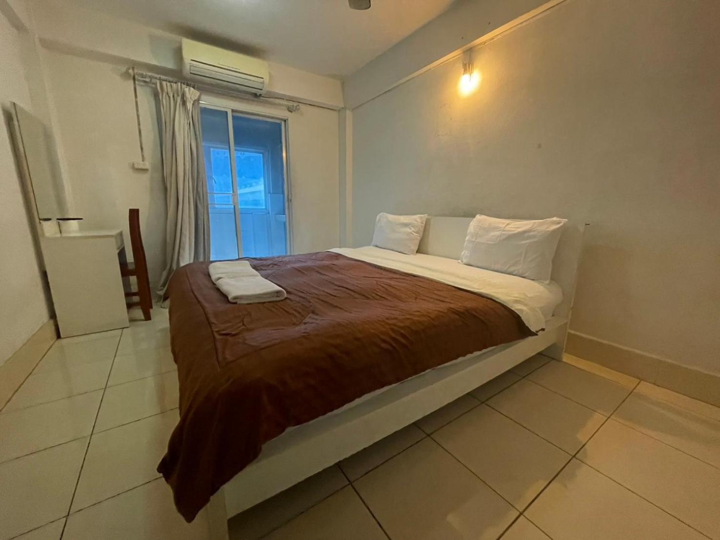 Oyo 75494 President Apartment Патая Екстериор снимка