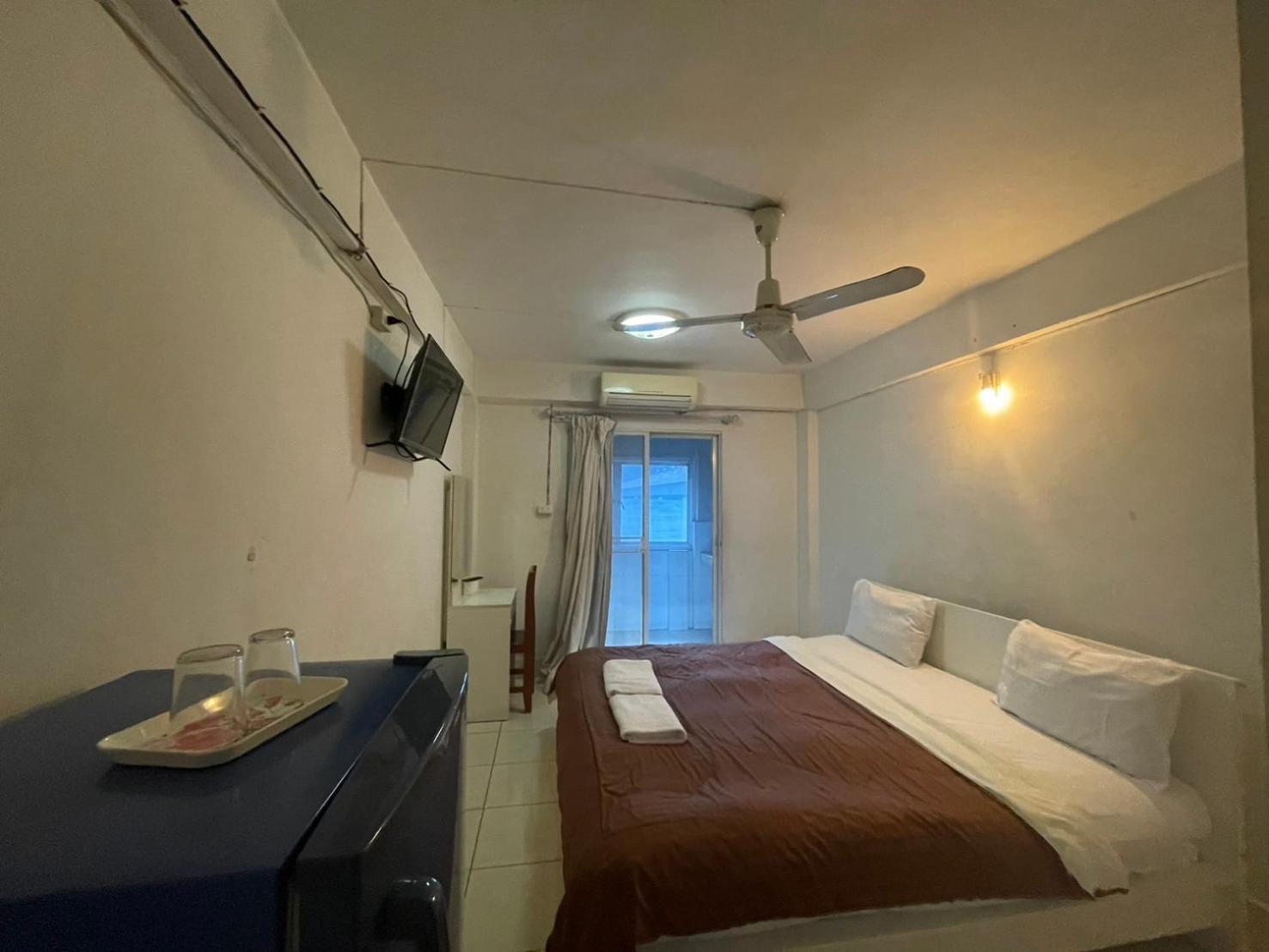 Oyo 75494 President Apartment Патая Екстериор снимка