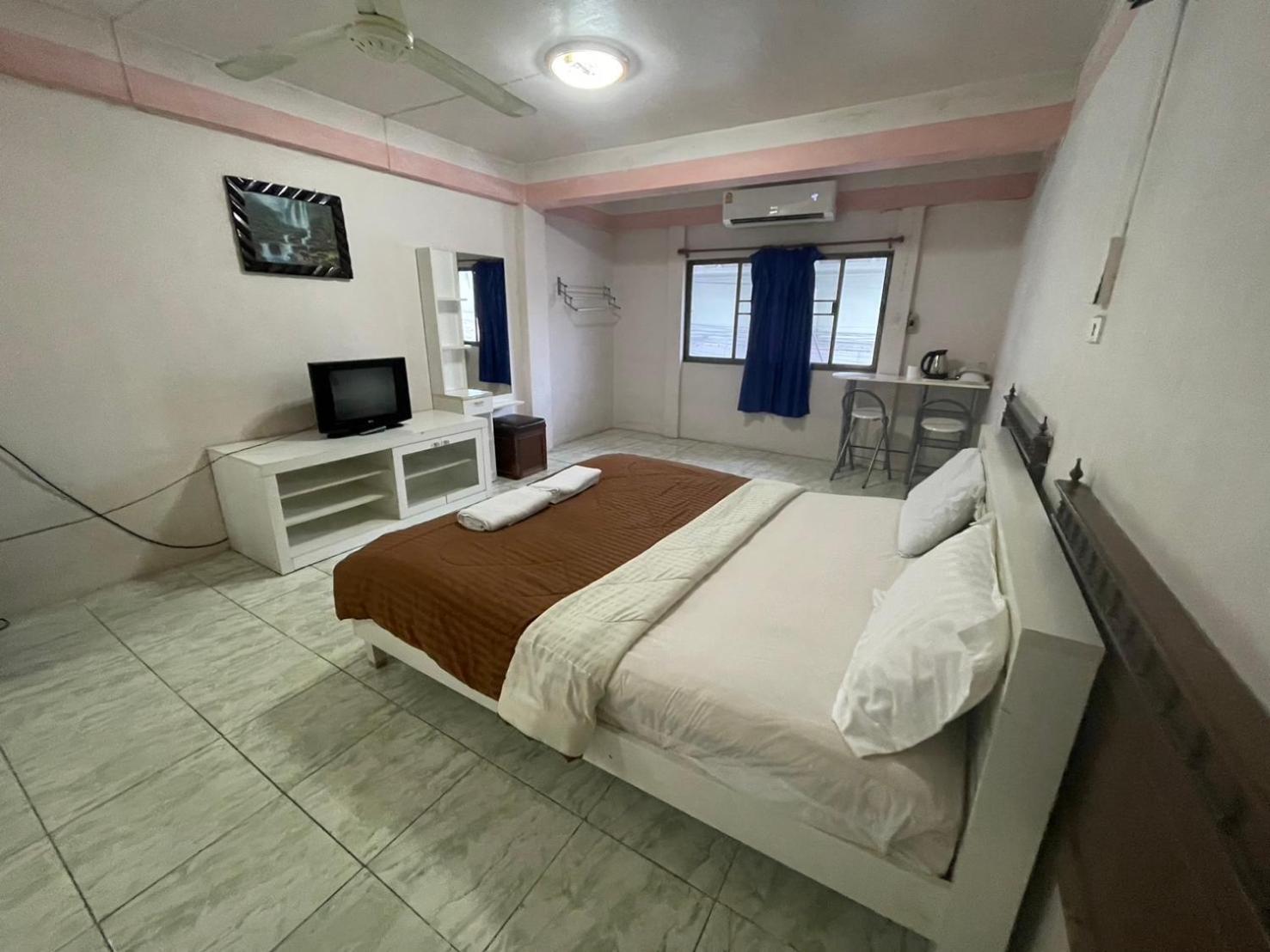 Oyo 75494 President Apartment Патая Екстериор снимка