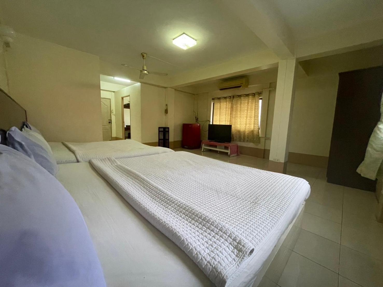Oyo 75494 President Apartment Патая Екстериор снимка