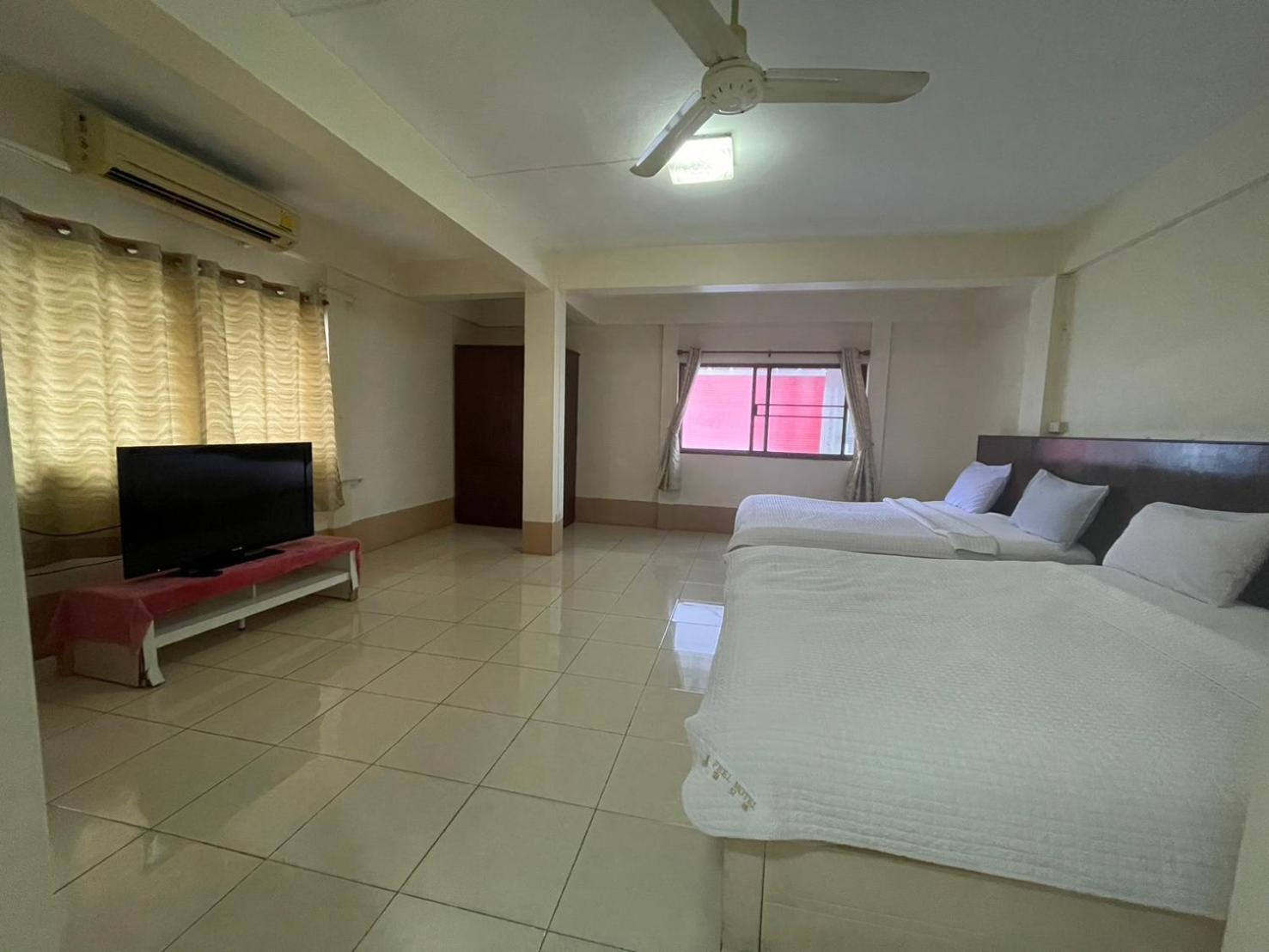Oyo 75494 President Apartment Патая Екстериор снимка