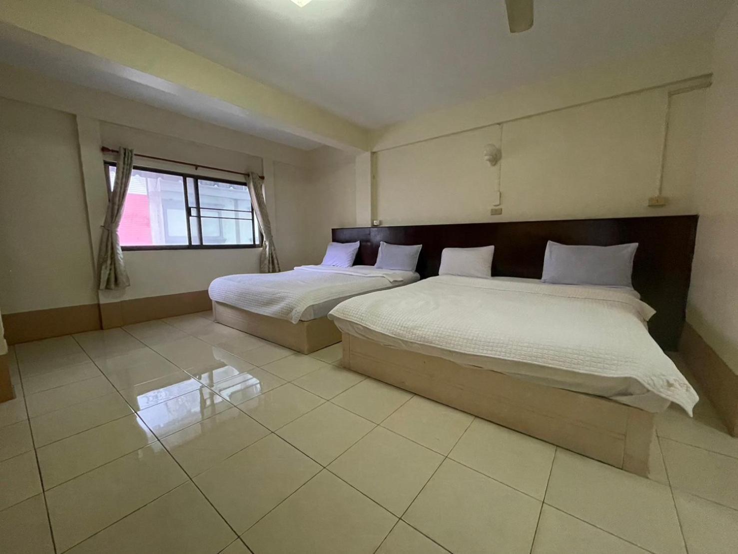 Oyo 75494 President Apartment Патая Екстериор снимка