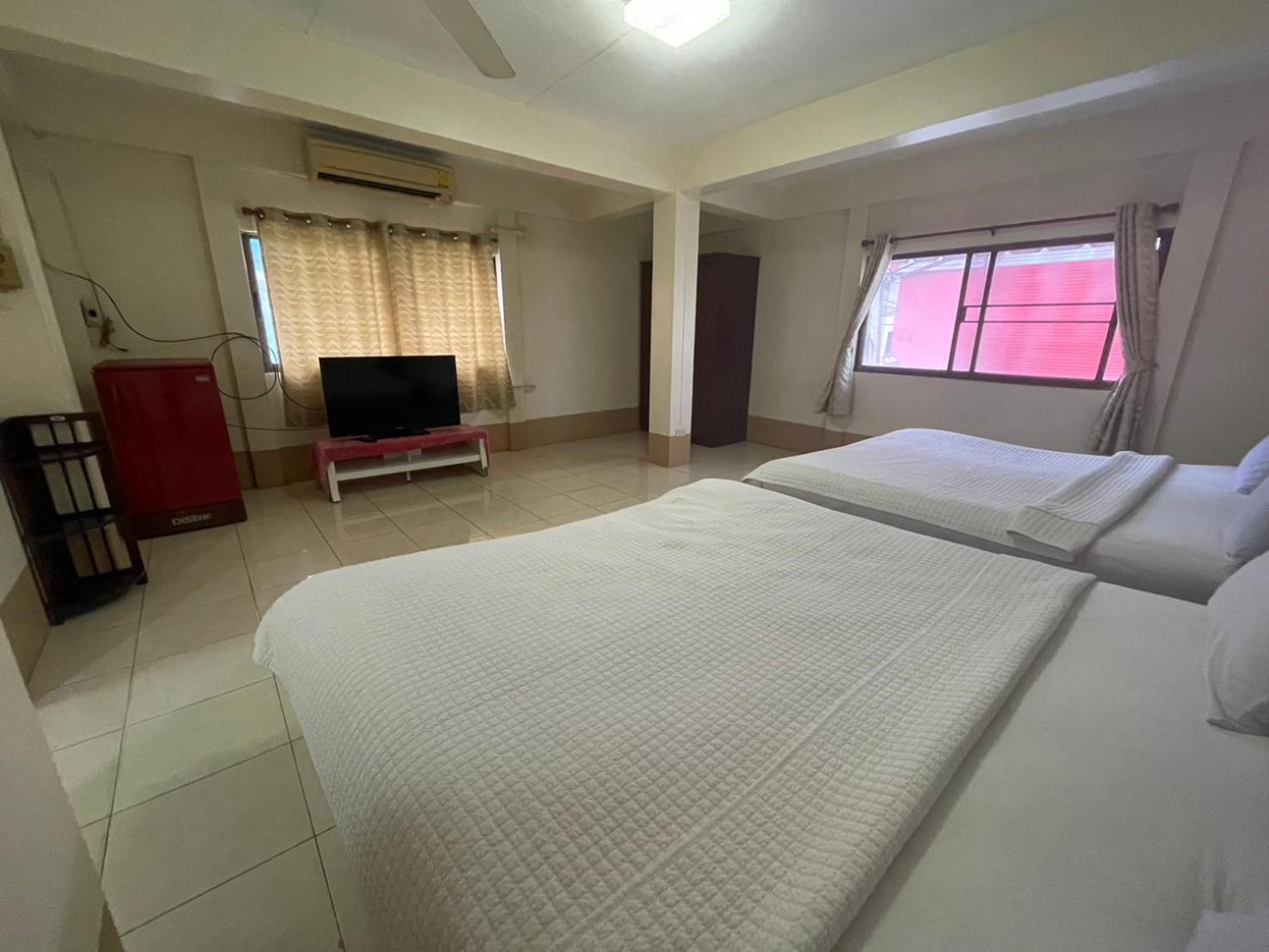 Oyo 75494 President Apartment Патая Екстериор снимка