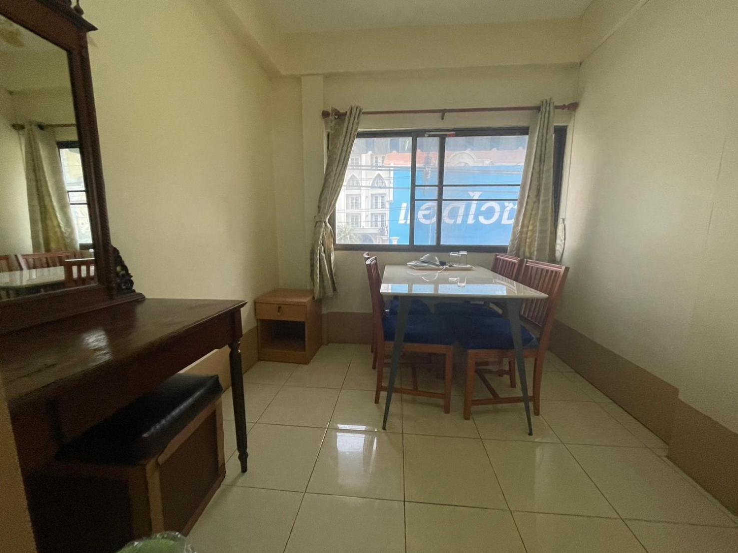 Oyo 75494 President Apartment Патая Екстериор снимка