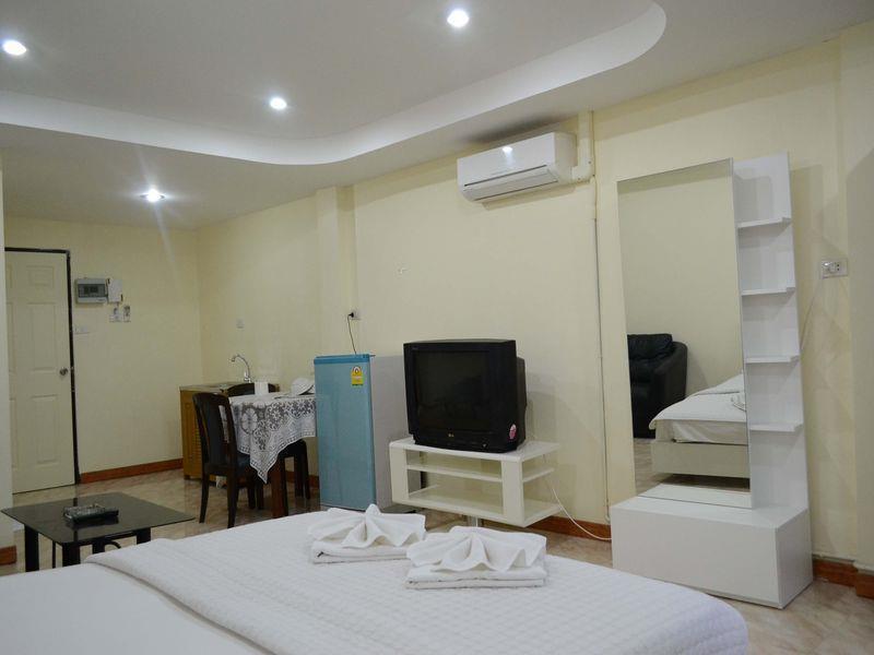 Oyo 75494 President Apartment Патая Екстериор снимка