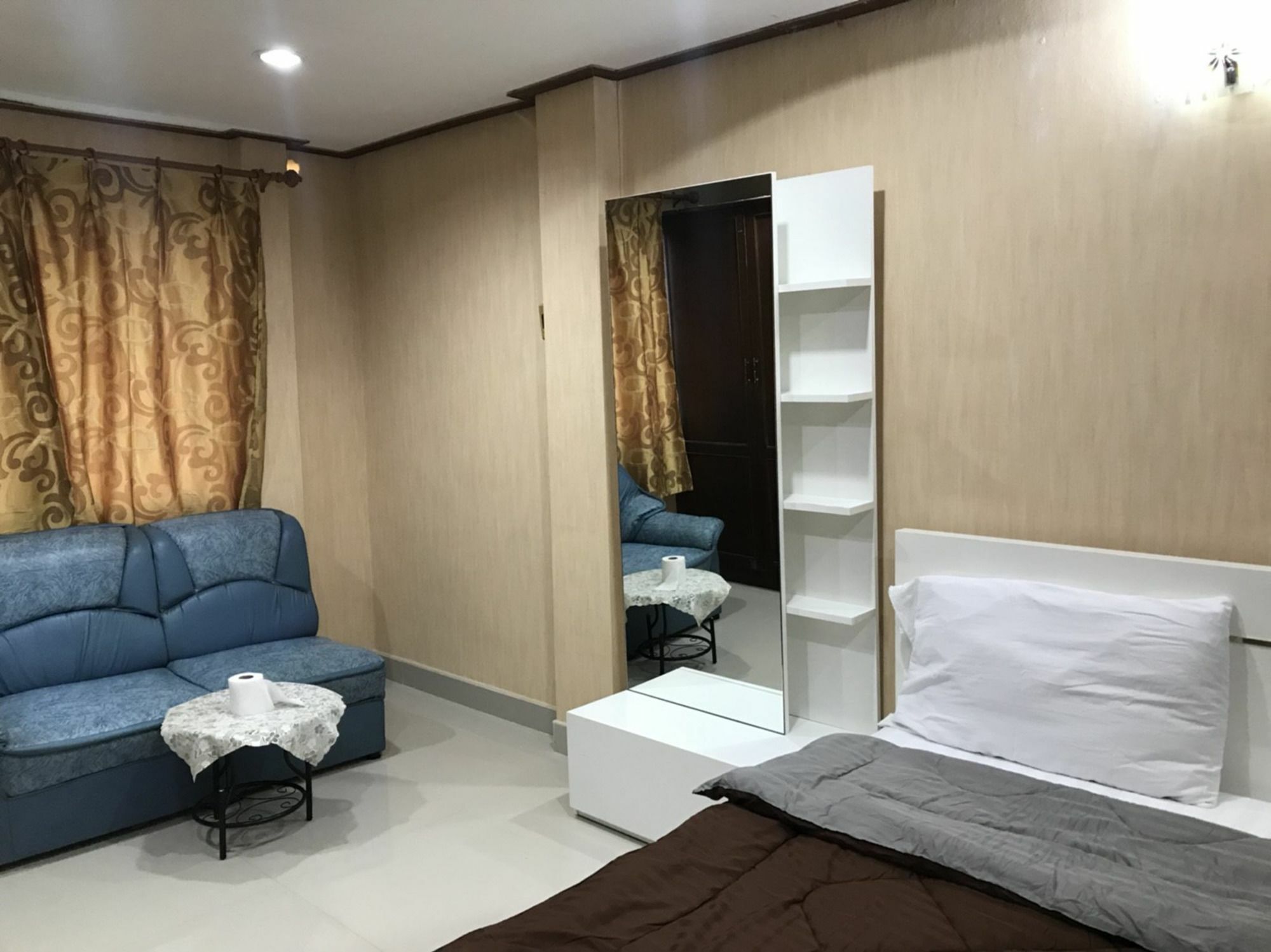 Oyo 75494 President Apartment Патая Екстериор снимка