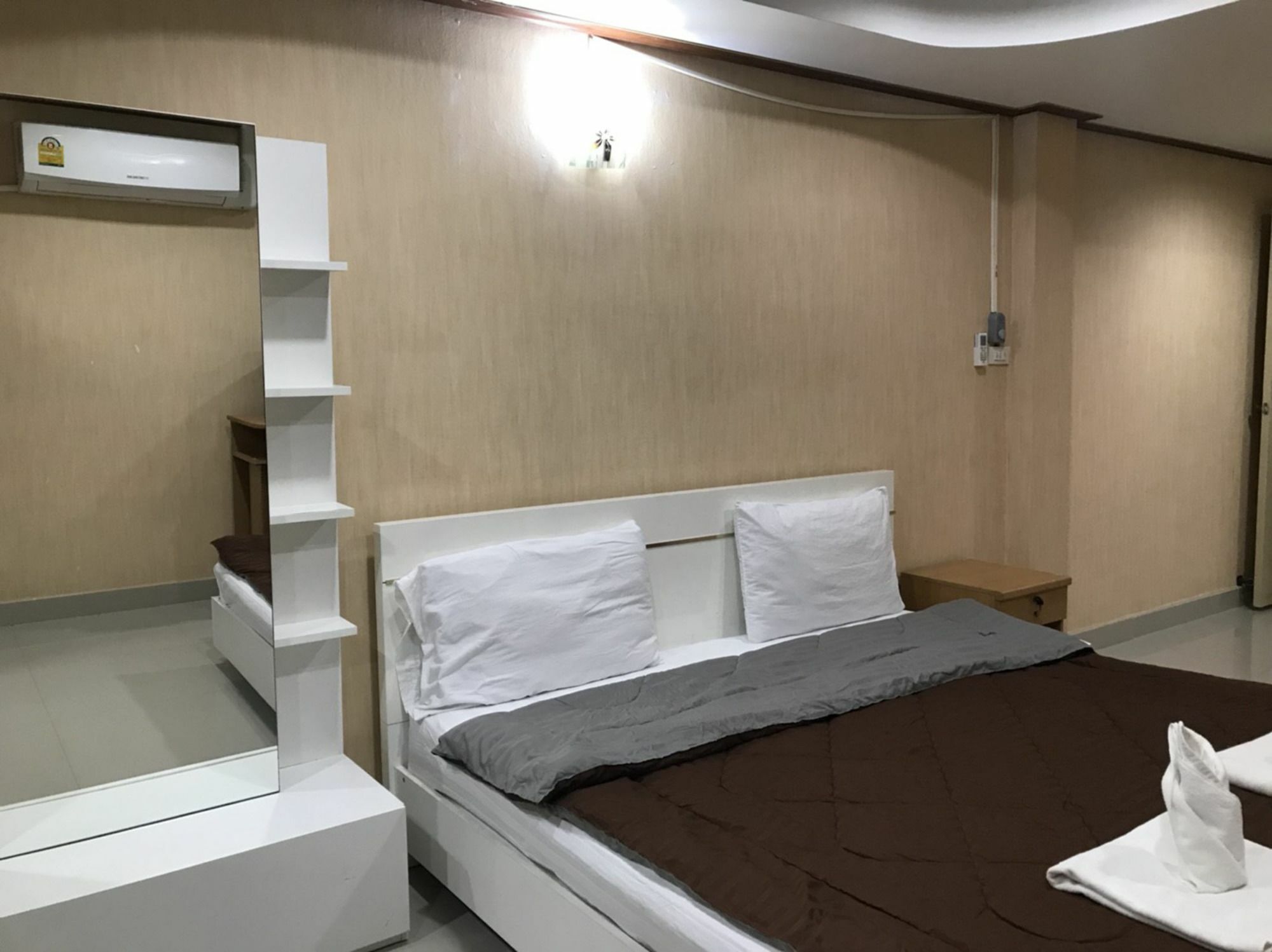 Oyo 75494 President Apartment Патая Екстериор снимка
