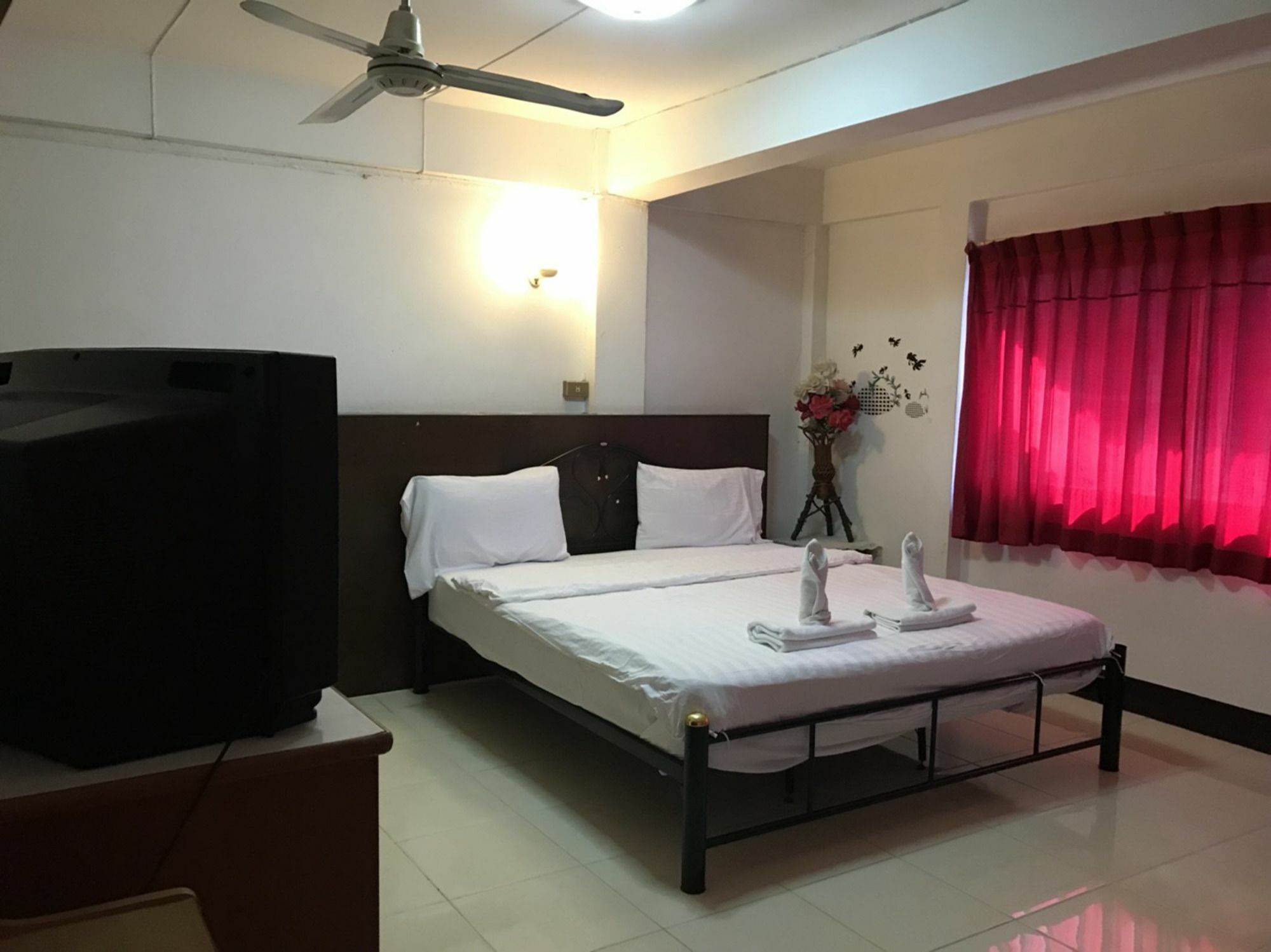 Oyo 75494 President Apartment Патая Екстериор снимка