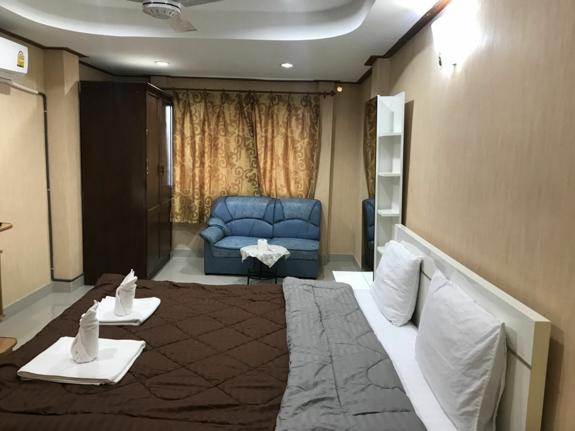 Oyo 75494 President Apartment Патая Екстериор снимка